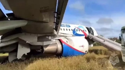 Russian passenger plane with hydraulics problem makes emergency landing in field