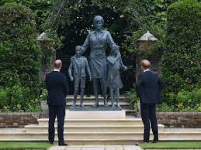 Diana statue unveiled at kesington palace